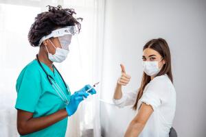 mujer-se-vacuna-contra-coronavirus.jpg