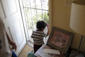  Rubén, el hijo de dos años de Nalleli Garrido, llora luego de que su madre le dijera que no podía jugar afuera en la tierra del patio de su casa en Logan Barrio, Santa Ana, en 2018. (Yvette Cabrera / Center for Public Integrity)