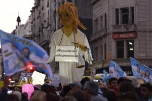 Allanan viviendas de Cristina Fernández