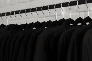 roupas-pretas-cabide-0520-1400x800.jpg