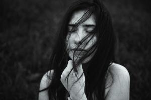 mujer-en-blanco-y-negro.jpg
