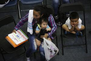 
Inmigrantes solicitan su ciudadanía anticipándose a la elección presidencial de EEUU