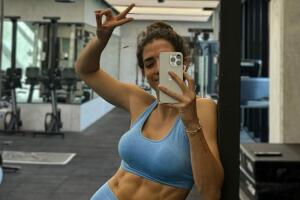 La influencer mexicana JousFit sufre un infarto cerebral tras inyectarse bótox.