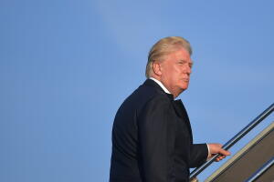 Donald Trump abordando el Air Force One. 