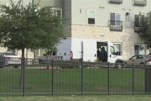 muere hombre tiroteo departamentos Austin Texas