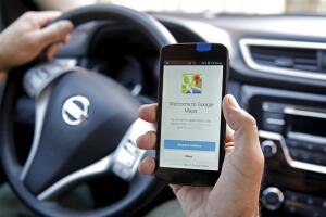 Hombre usando Google Maps Grosby.jpg