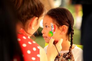 Caras pintadas y animales hechos de globos en Bayside Marketplace