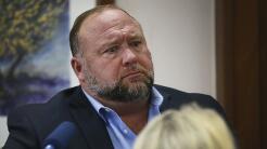 Ordenan a Alex Jones pagar una indemnización de $965 millones por mentir sobre la masacre en Sandy Hook