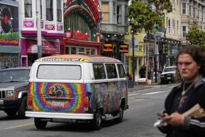 Una camioneta de turismo con una pintura del músico Jerry Garcia viaja por la calle Haight en San Francisco, el sábado 19 de julio de 2025.