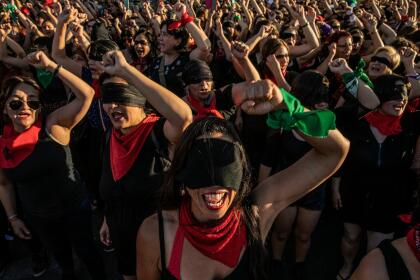 <b>Una rebelión contra el sistema.</b> Chile se vio sacudido por el mayor descontento civil en su historia reciente cuando la gente se levantó para protestar contra la desigualdad económica. Una manifestación pacífica en la capital, Santiago, 
<a href="https://www.univision.com/noticias/america-latina/las-violaciones-graves-que-identifico-la-onu-en-las-protestas-de-chile-fotos-fotos">provocó más protestas y esto se transformó en un levantamiento nacional</a>. Las demandas crecieron para impulsar una reforma económica completa y el reemplazo de la Constitución, que fue redactada durante el mandato dictatorial de Augusto Pinochet en la década de 1980. La fotografía fue nominada en la categoría 'noticias'.