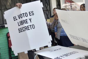 Las personas construyen una casilla electoral durante la jornada de elecciones intermedias de 2017