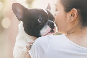 Mujer abrazando a un perro