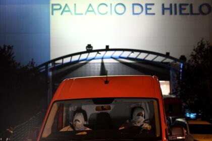 <b>La peor cara de la pandemia. </b>Miembros de la Unidad de Emergencia del Ejército de España llegan al centro comercial Palacio de Hielo, de Madrid, donde una pista de patinaje sobre hielo será convertida en una morgue temporalmente, el 23 de marzo. En ese país más de 500 personas murieron en las últimas 24 horas.