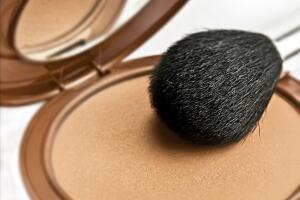aplicar-polvo-bronceador-1.jpg