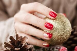 Diseño navideño para uñas cortas en rojo y dorado