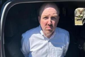 Murdoch enfrenta cargos en Florida por solicitar acceso sexual a una menor de solo cinco años.