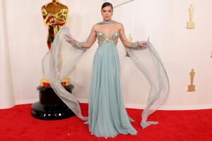 Hailee Steinfeld lució esta pieza en tono aqua, creación de Elie Saab.