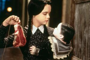 bebe-familia-addams-1117-1400x800-1.jpg