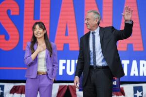 Robert F. Kennedy Jr. en el escenario con Nicole Shanahan, tras anunciarla como su compañera de fórmula eb un evento de campaña el 26 de marzo de 2024, en Oakland, California.