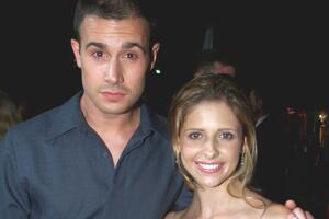 Freddie Prinze Jr. and girlfriend Sarah Michelle Gellar August 22, 2001 Getty.jpg