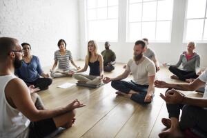 Grupo de personas meditando