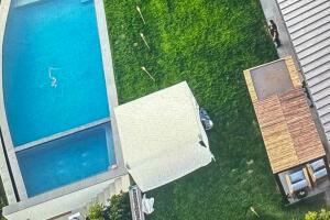 De acuerdo con información de TMZ, Matthew Perry se acababa de mudar "tres semanas" atrás a la casa en la que murió aparentemente ahogado en el jacuzzi.  