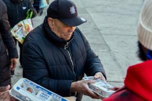 Cómo recibir docena de huevos gratis en Nueva York hacer fila no garantiza