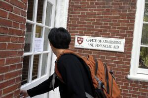 Winston Yan, un estudiante de primer año entra al Edificio de Admisiones de la Universidad de Harvard en 2006 en Cambridge, Massachusetts. 