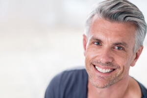 homem-grisalho-sorriso.jpg