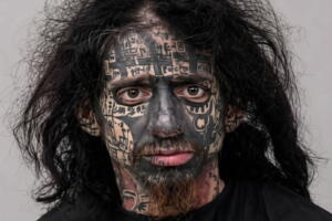 Mark Stephen Asea se describe en redes como “demonólogo” y “hacker de sombrero gris”.