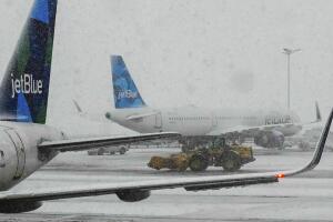 Más de 3,000 vuelos cancelados en Nueva York por intensas nevadas.