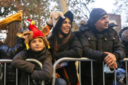 Gran novedad respecto al desfile del año pasado es el regreso del público a las calles para ver el desfile.