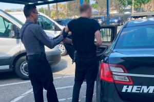 Arrestan a dos hombres por graves cargos de tortura y trata de personas en Hemet