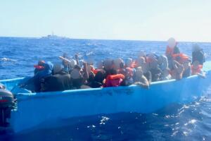 La Guardia Costera de EE. UU. y la Armada Dominicana rescataron a 108 migrantes en el mar, interceptando tres embarcaciones ilegales cerca de Puerto Rico.