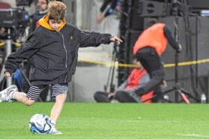 Milan mostró las habilidades futboleras que heredó de su padre.  