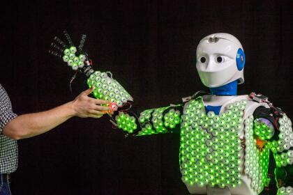 Se trata de una luminosa capa de piezas hexagonales que tiene el robot sobre su estructura, lo que le permite sentir y actuar como un ser humano. Científicos de la
<a href="http://www.tum.de/en"> <u>Universidad Técnica de Munich (TUM, por sus siglas en inglés)</u></a>, en Alemania, combinaron esta epidermis artificial, de inspiración biológica, con algoritmos (instrucciones informáticas) de control, y con esto crearon para el primer robot humanoide autónomo con piel artificial de cuerpo completo.