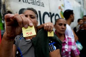 La policía ha tenido que proteger los mercados, tratando de controlar las frustradas y explosivas muchedumbres. También se reparten tickets para organizar a quienes se apilan buscando suministros.