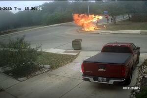 accidente motocicleta San Antonio incendio motociclista niños testigos exceso velocidad pavimento mojado