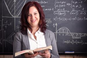 Profesora frente a su clase.jpg