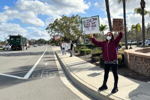 Manifestantes sostienen carteles frente a una comisaría el miércoles 18 de febrero de 2026 en Escondido, California.