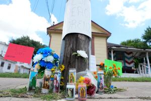 Asesinado por el ICE en Houston veladoras y flores en el lugar