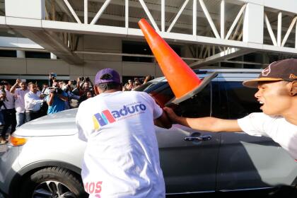 Seguidores de Maduro golpearon el carro en el que Guaidó abandonaba el aeropuerto. <br>