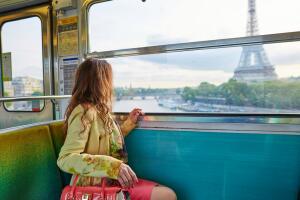 mujer-viajando-en-tren-francia.jpg