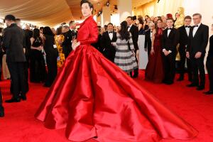 Eugene Lee Yang arribó con este atuendo que destacó por su imponente falda.