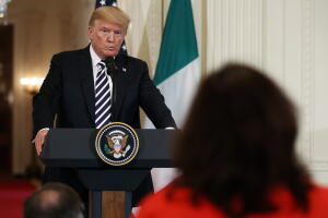 Trump usa por tercera vez en su presidencia la amenaza de dejar que el gobierno federal cierre si no logra los fondos para seguridad fronteriza que pide al Congreso.
