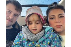 Niña bilingüe intenta traducir a sus padres