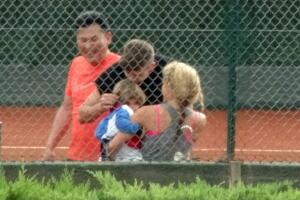 Shakira con Piqué y Sasha en sus clases de tenis