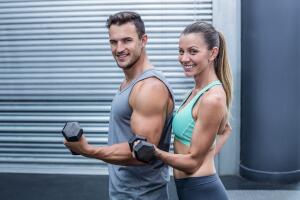 hombre y mujer musculosos