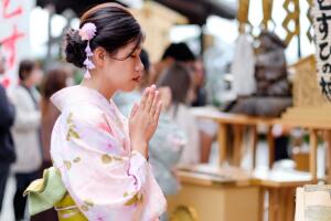 mujer_japonesa_orando_japon.jpg