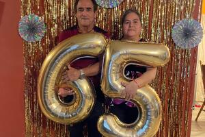 Roberto Rivas en su cumpleaños con su esposa